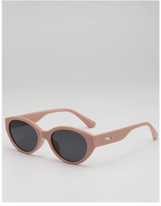 Détail de lunettes de soleil œil-de-chat roses avec accents métalliques argentés sur branches