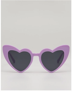 Détails de lunettes de soleil violettes en forme de cœur avec verres teintés sombres