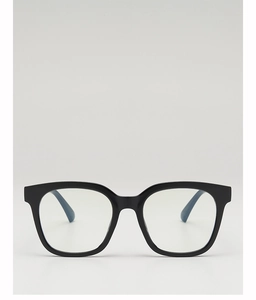 Detailansicht der schwarzen quadratischen Sonnenbrille mit klaren Gläsern