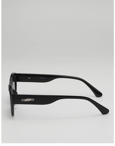 Vue détaillée de lunettes de soleil œil de chat noires avec logo géométrique argenté