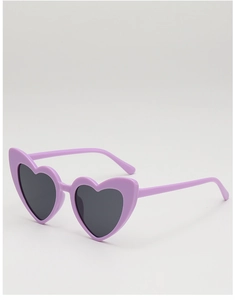 Gros plan de lunettes de soleil bébé violettes en forme de cœur avec verres foncés