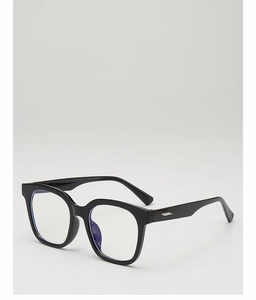 Nahaufnahme der schwarzen quadratischen Sonnenbrille mit silbernen Akzenten am Bügel