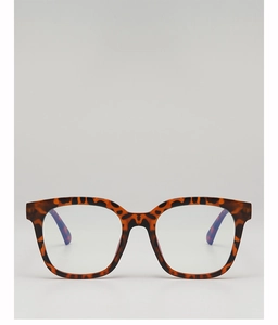 Detailansicht der quadratischen Sonnenbrille mit Leopardenmuster und Politur