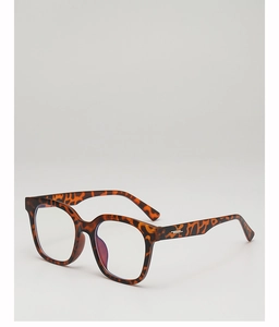Detail von eckiger Brille mit Leopardenmuster, Blaulichtfilter-Gläsern und Metall-Akzenten