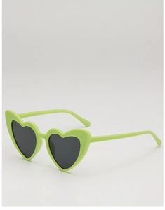 Vue détaillée des lunettes de soleil en forme de cœur turquoise avec verres foncés