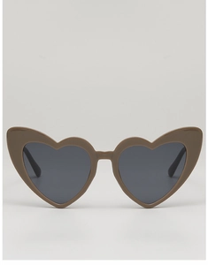 Vue de face de lunettes de soleil cœur pour enfants, monture marron mat, verres gris