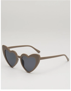 Détail des lunettes de soleil en forme de cœur avec monture moka et verres gris foncé