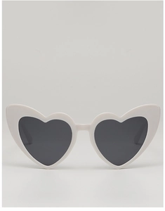 Vue de face des lunettes de soleil coeur blanches pour enfants avec verres foncés