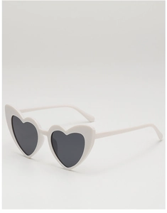 Détail de lunettes de soleil coeur blanches pour enfants avec verres noirs anti-UV