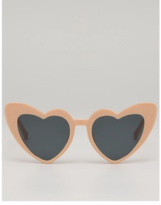 Détail de la monture de lunettes de soleil en forme de cœur pêche avec verres foncés