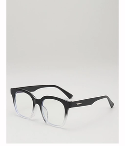 Detailaufnahme der eckigen Sonnenbrille mit schwarz-transparentem Farbverlauf