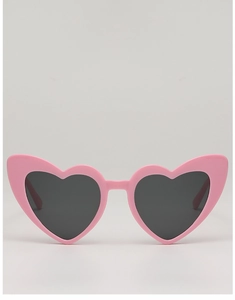 Vue détaillée de lunettes de soleil roses en forme de cœur avec verres foncés