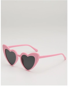 Détail de lunettes de soleil bébé roses en forme de cœur avec verres UV premium