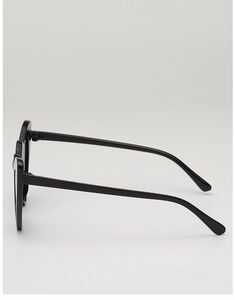 Vue latérale de lunettes de soleil noires en forme de cœur avec finition brillante