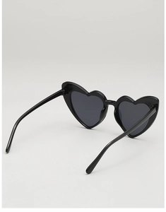 Détail de lunettes de soleil en forme de cœur noir brillant avec verres foncés