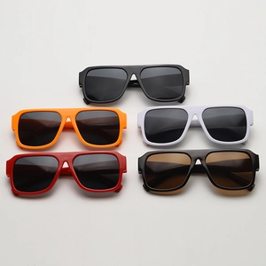 Vue à plat de lunettes de soleil carrées surdimensionnées noires, oranges, blanches et rouges