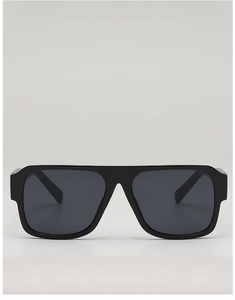 Gros plan de lunettes de soleil carrées noires surdimensionnées avec verres gris foncés