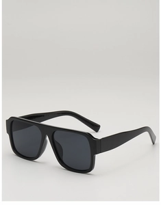 Détail de lunettes de soleil carrées noires surdimensionnées avec monture brillante