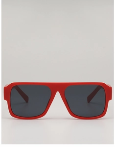 Vue de face de lunettes de soleil carrées rouges surdimensionnées avec des verres sombres