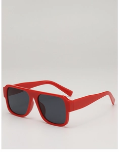 Détail de lunettes de soleil carrées rouges surdimensionnées à monture épaisse