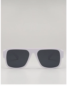 Détail de lunettes de soleil carrées blanches surdimensionnées avec verres foncés et monture