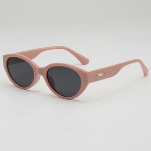Lunettes de soleil œil-de-chat rose clair avec chaîne argentée et verres foncés
