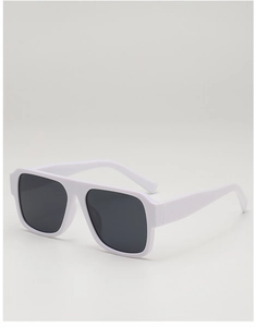 Détail de lunettes de soleil carrées blanches surdimensionnées avec verres foncés