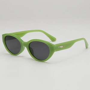 Lunettes de soleil œil de chat vintage avec monture vert néon et verres foncés angle 45°