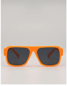 Gros plan sur les lunettes de soleil carrées orange vif à monture épaisse