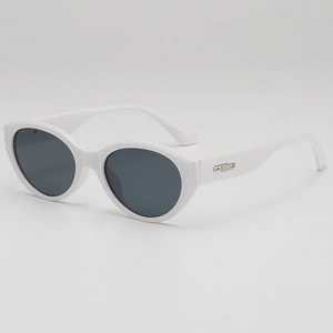 Lunettes de soleil œil de chat blanches rétro avec verres gris et détails argent