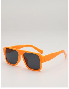 Détail des lunettes de soleil carrées orange vif avec verres foncés anti-UV
