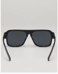 Vue détaillée de larges lunettes de soleil carrées noires avec verres gris foncés