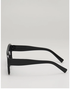 Détail des lunettes de soleil carrées noir brillant avec charnières solides et branches