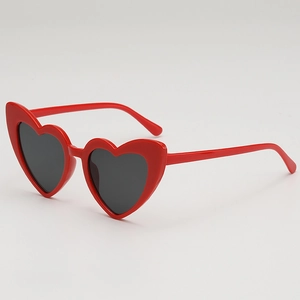 Lunettes de soleil cœur rouges pour enfants avec verres foncés pour tenues tendance d'été