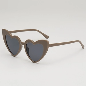 Lunettes de soleil enfant en forme de cœur marron moka avec verres gris foncé