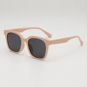 Modische Oversize-Sonnenbrille in Nudepink mit dunkelgrauen Gläsern und UV-Schutz