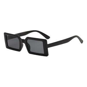 Occhiali da sole quadrati neri con lenti grigio scuro per un look estivo retrò