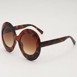 Retro oversized oval sunglasses with tortoiseshell frame and gradient brown lenses