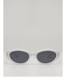 Détail de lunettes de soleil œil de chat blanches avec points argentés et verres noirs