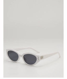 Détail de lunettes de soleil œil de chat blanches avec accent en métal argenté et verres foncés