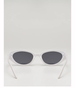 Vue détaillée de lunettes œil de chat blanches avec verres foncés et charnières solides