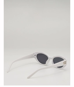 Détail du logo argenté sur des lunettes de soleil œil-de-chat blanches à verres gris