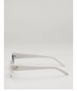 Gros plan de lunettes de soleil œil-de-chat blanches avec charnière en argent et verres sombres