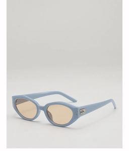 Détail de lunettes de soleil œil de chat bleu clair avec verres orange et rivets