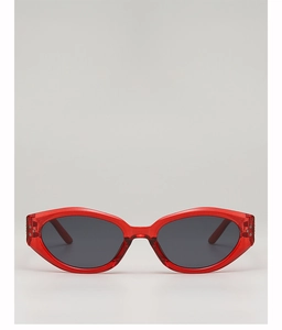 Détail des lunettes de soleil œil de chat rouge translucide avec rivets et verres foncés
