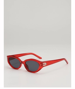 Détail de lunettes de soleil œil-de-chat rouges transparentes avec décor en métal