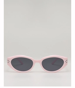 Détail des lunettes de soleil rose œil-de-chat avec rivets et verres foncés