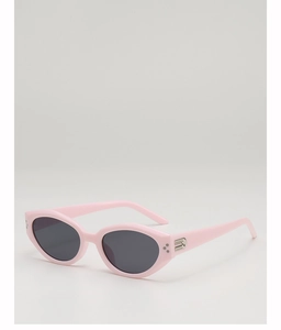 Détail de lunettes de soleil œil-de-chat roses avec ornements en métal argenté
