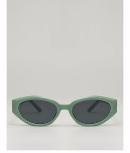 Détail de lunettes de soleil œil-de-chat vertes avec verres gris et rivets argentés