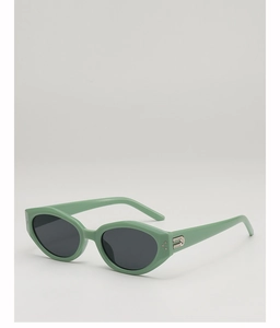 Détail de lunettes de soleil ovales vert vintage avec charnières en métal et verres UV